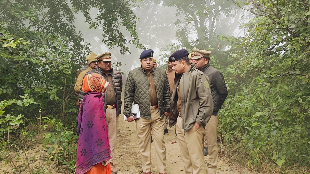 झाड़ियों में मिला युवती का शव, पंचायत भवन के पास गला बंधा था, हत्या की आशंका, हरदोई जनपद के माधोगंज-कुरसठ क्षेत्र में मिला युवती का शव