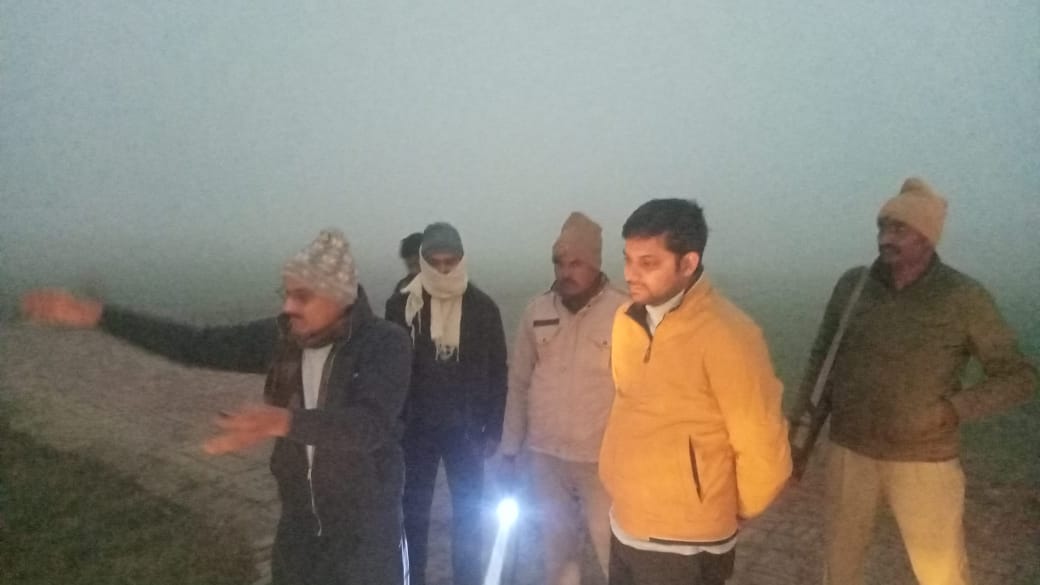 हरदोई में खनन माफिया का दुस्साहस, जिला खनन अधिकारी की गाड़ी में मारी टक्कर