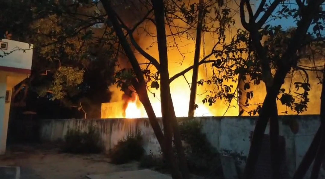 एचटी लाइन की स्पार्किंग से फ्रूट की दुकान में लगी आग, 500 कैरेट्स जलकर हुई राख, करीब डेढ़ लाख रूपये का हुआ नुकसान