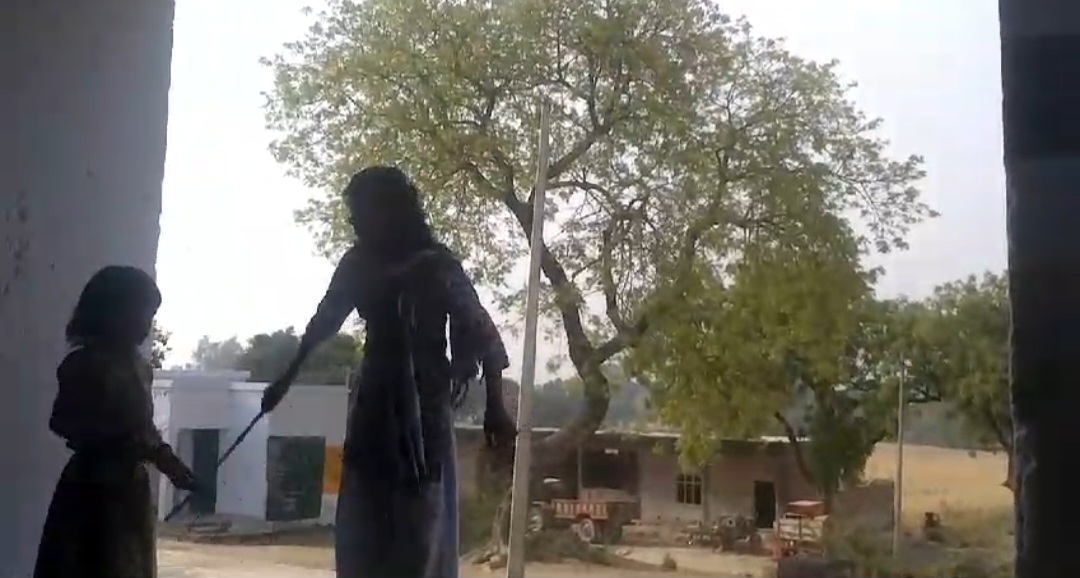 महिला शिक्षक द्वारा बच्चों की पिटाई का वीडियो हुआ वायरल