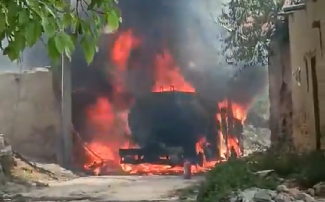 पेट्रोल का टैंकर में बना आग का गोला