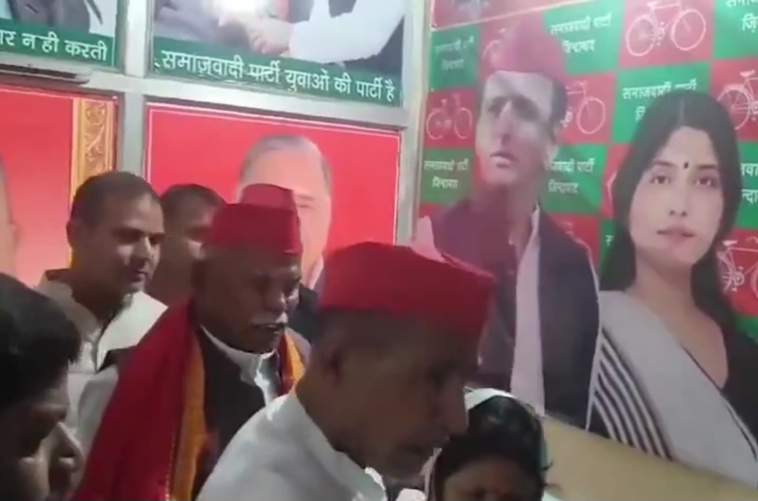 सपा कार्यालय में कुर्सी न मिलने पर भड़के पूर्व मंत्री