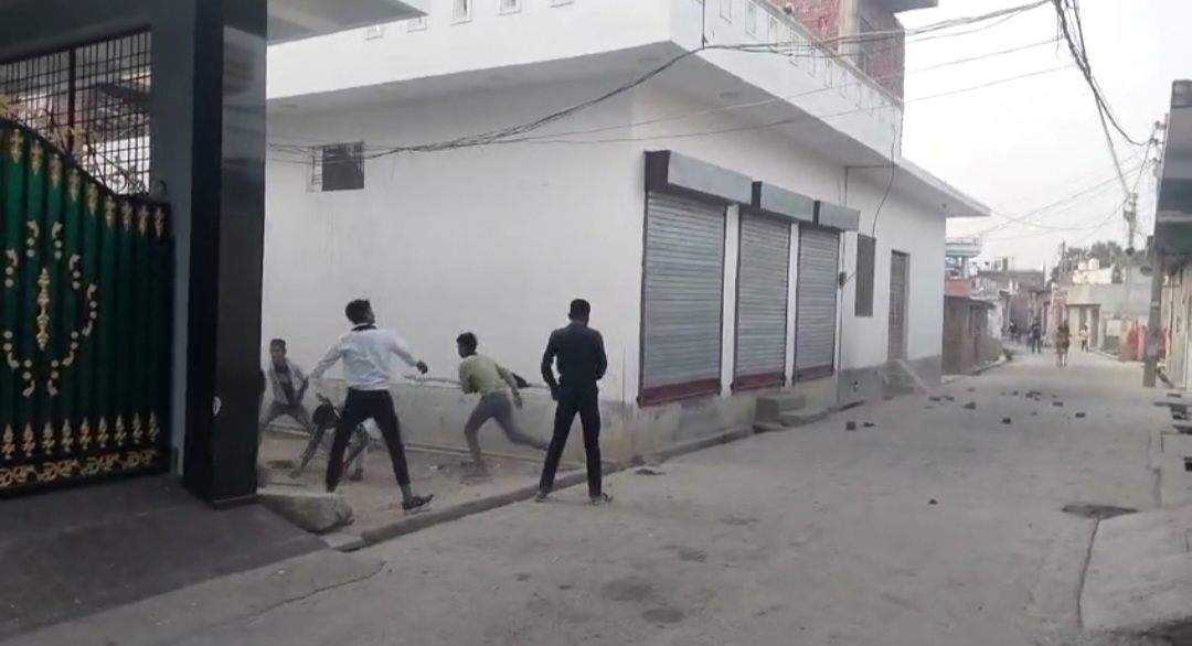 दबंग युवको ने दहशत फैलाने के लिए की फायरिंग व चलाए ईट पत्थर