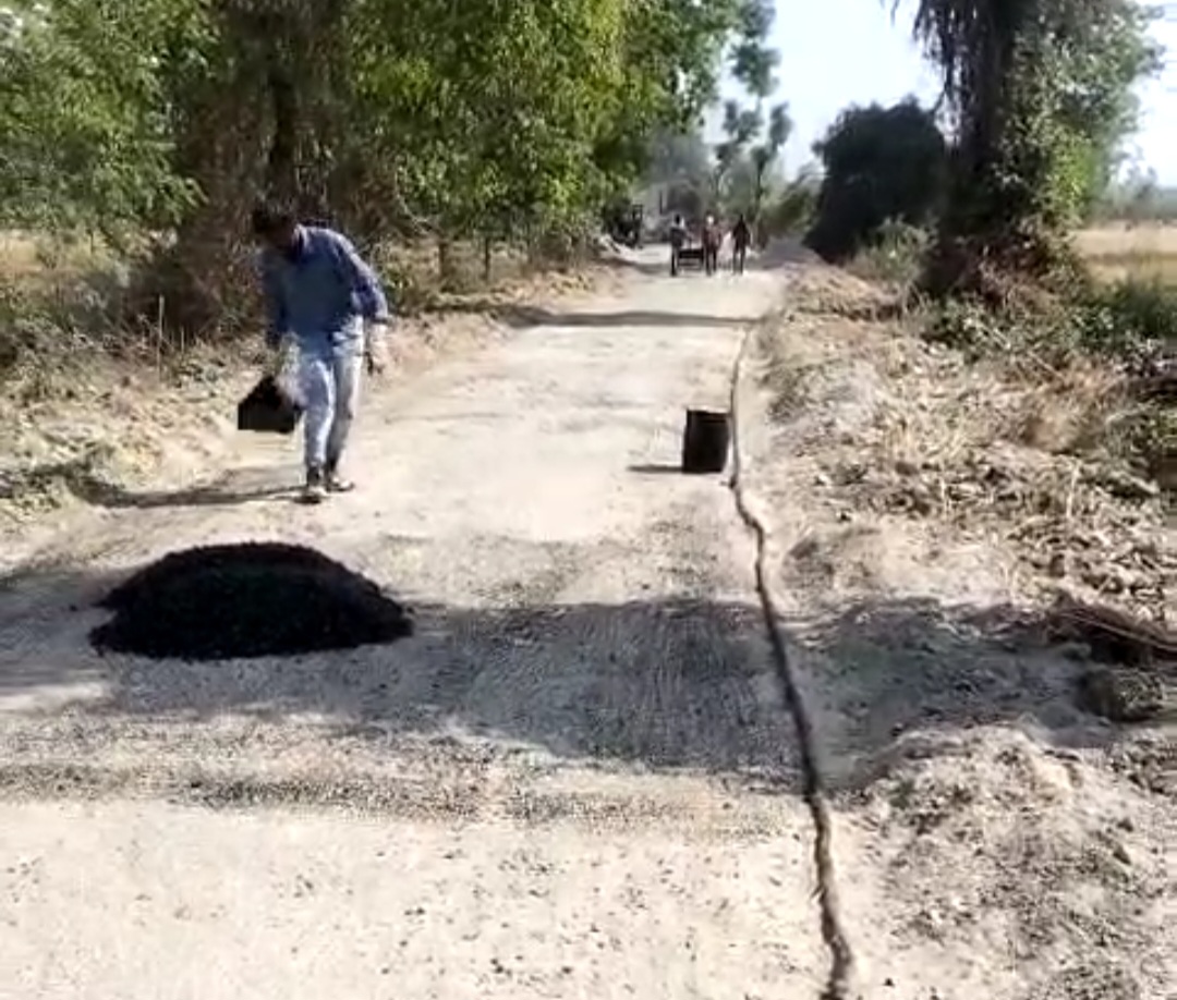 मानक विहीन बन रही PWD सड़क का वीडियो हुआ वायरल