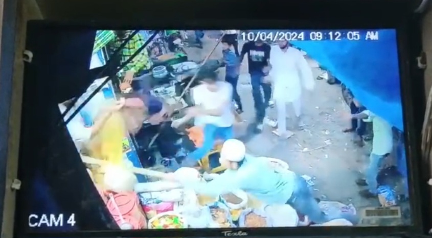 बेखौफ दबंगों का दुकानदार से मारपीट का वीडियो सीसीटीवी में कैद