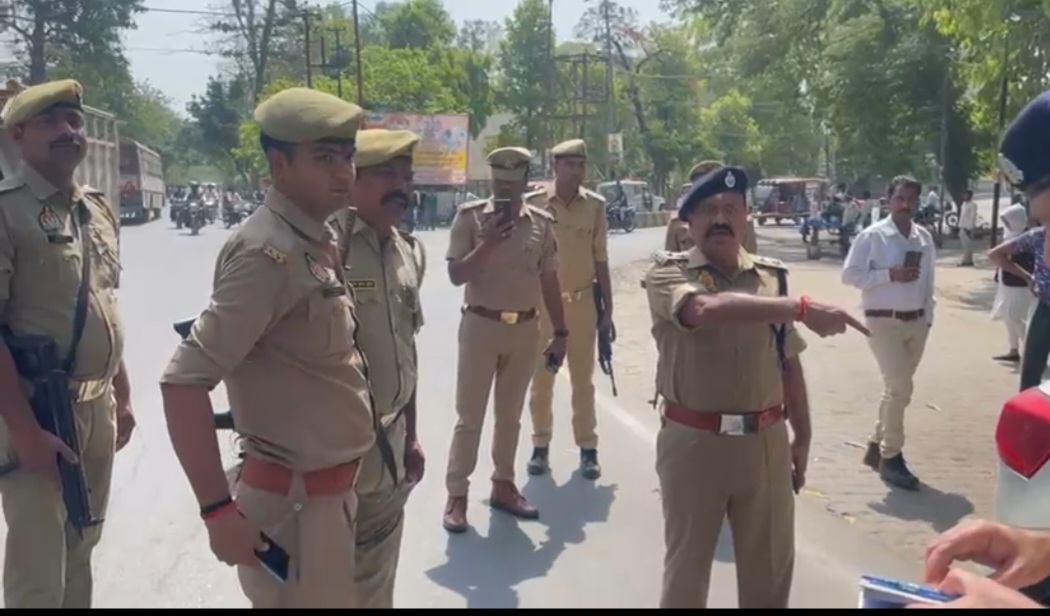 सिंघम अवतार में नज़र आये हरदोई पुलिस अधीक्षक केशव चन्द गोस्वामी,मतदान ड्यूटी पर प्राइवेट वाहन से जाना आरक्षियों को पड़ा भारी