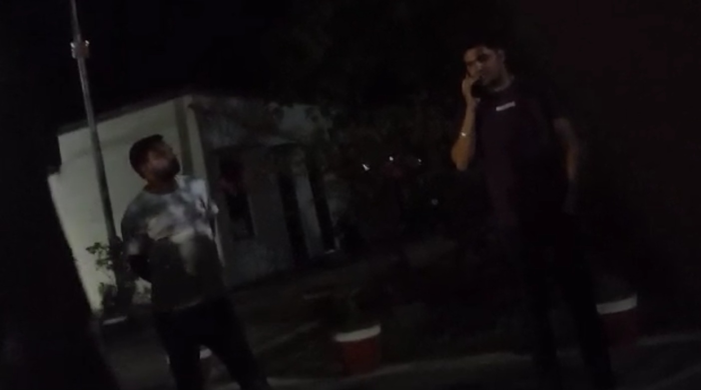 शिकायत करने गये पीड़ित को सिपाही द्वारा धमकाकर किया जा रहा गाली गलौज 