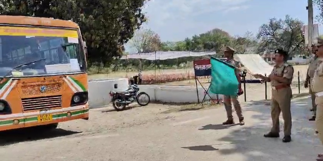 एसपी केशव चंद गोस्वामी ने लोकसभा चुनाव में लगे पुलिस कर्मियों की ड्यूटी बस को हरी झंडी दिखाकर की रवाना 