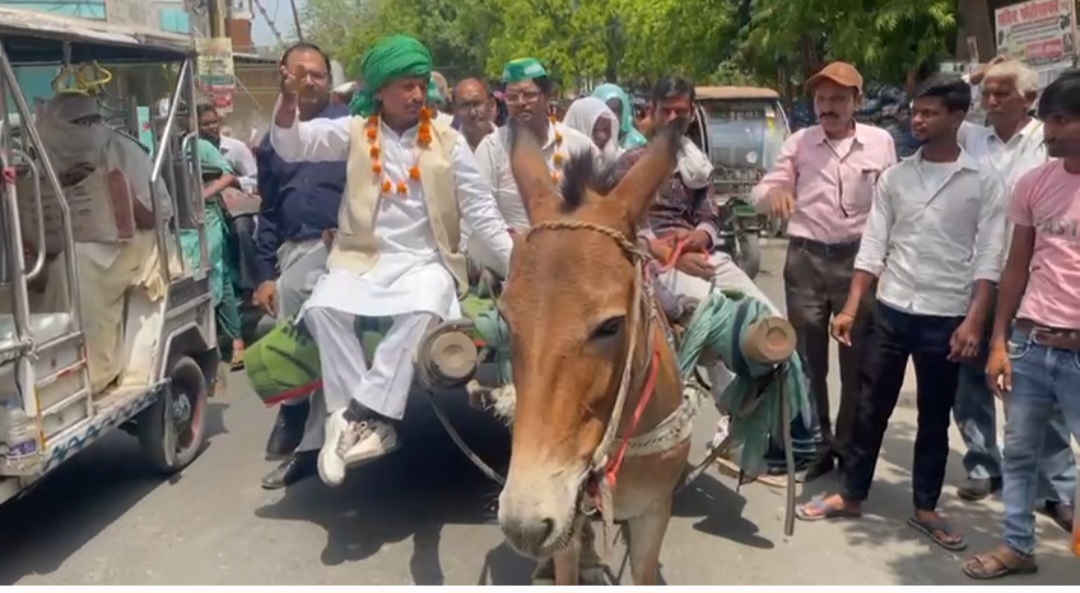 पैसा नहीं था तो प्रत्याशी ने अपनाया यह नायाब तरीक़ा, बोला किसानों की समस्याओं को करेंगे दूर