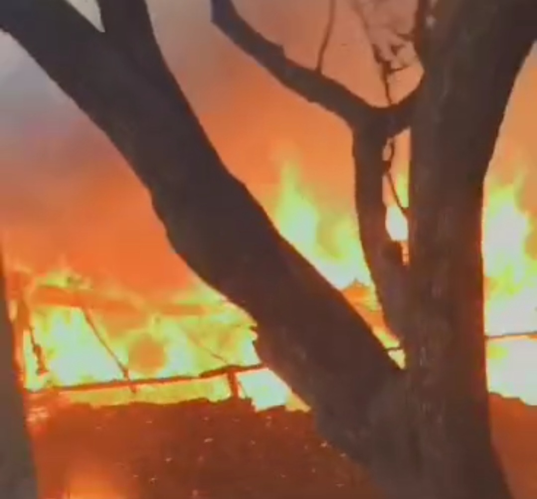 अचानक लगी घर में आग, देखते ही देखते गृहस्थी का सारा सामान जलकर हुआ राख, घटना का कारण स्पष्ट नहीं, 26 अप्रैल को घर में बेटे की है शादी