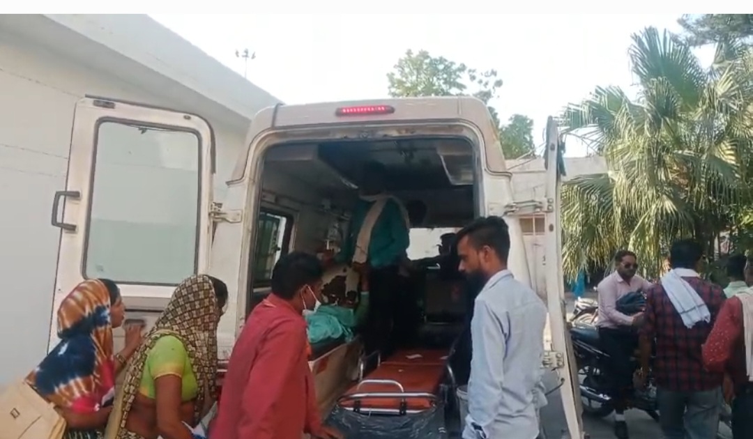 ऑटो और अर्टिगा कार की आमने-सामने टक्कर 2 की मौत 7 घायल