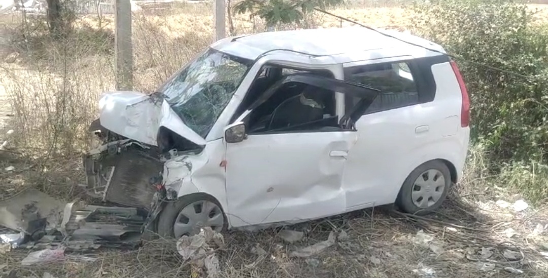 सवायजपुर के पास अनियंत्रित होकर पेड़ से टकराई कार, पिता पुत्र की मौत, 6 घायल