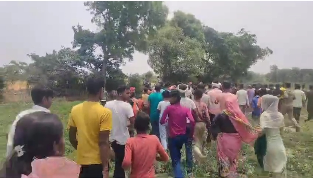 हरदोई में दर्दनाक हादसा, बोरवेल का टीला धंसा, रेस्क्यू कर निकाले गए मिट्टी में दबे पिता-पुत्र, बेटे की हुई मौत