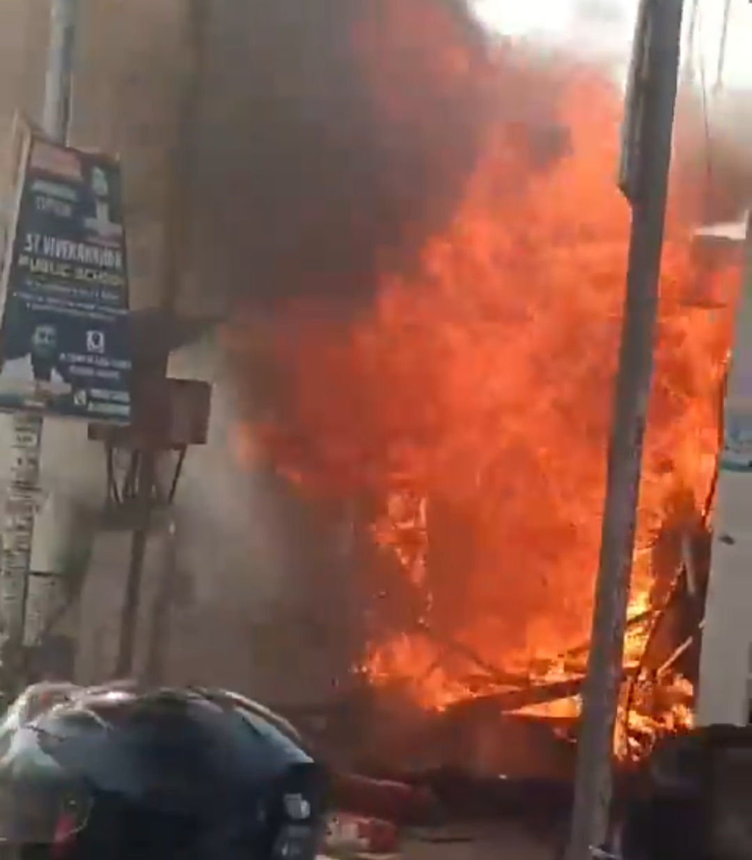 अज्ञात कारणों के चलते एटीएम में लगी आग, आग की लपटें देखकर लोगों में मची अफरातफरी, कड़ी मशक्कत के बाद आग पर पाया गया काबू