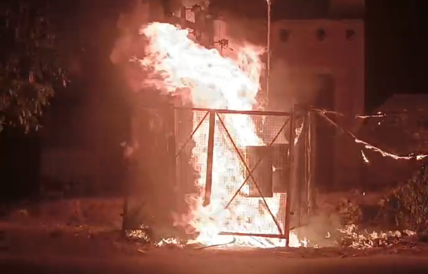 ट्रांसफार्मर में लगी भीषण आग मचा हड़कंप