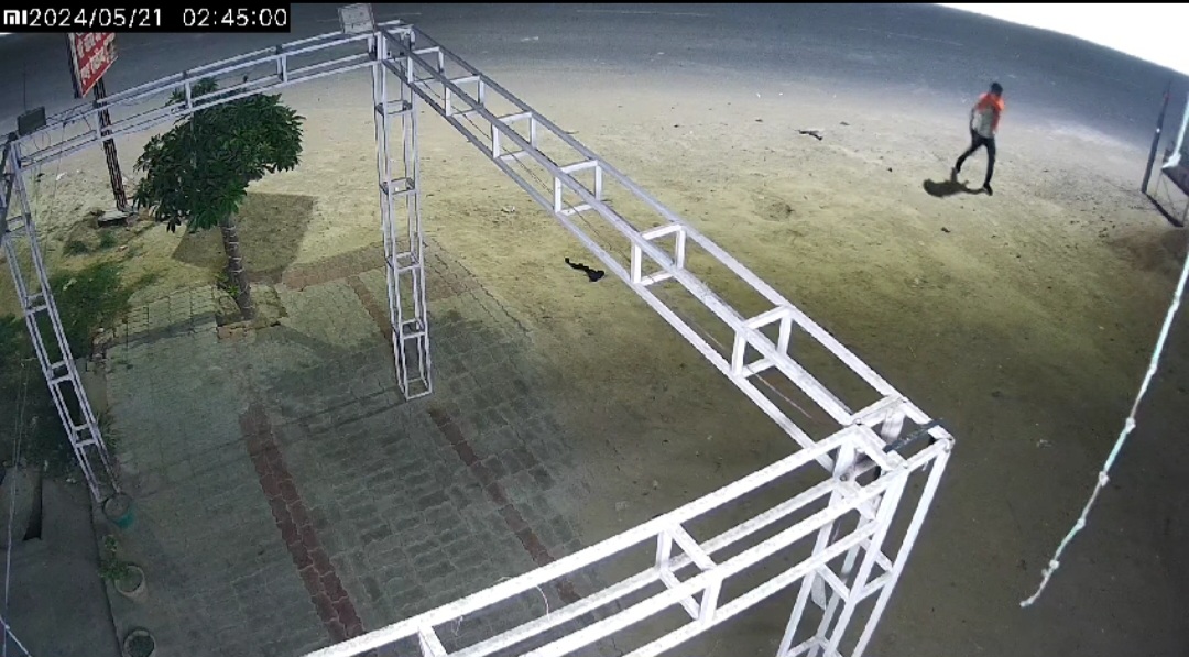 चोरों ने चोरी कर नगर में फैलाई दहशत, घटना सीसीटीवी में हुई कैद, पुलिस कार्रवाई में जुटी