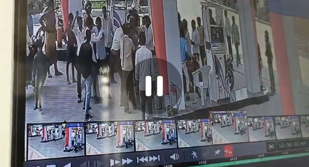 पंप पर पेट्रोल उधार न देने पर सेल्समैन के साथ मारपीट