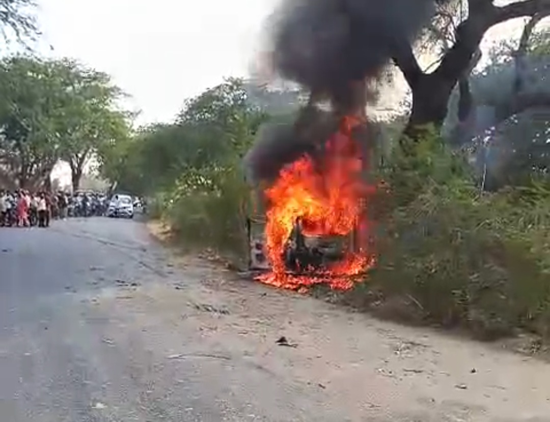 हरदोई में बड़ा हादसा : चलती कार में अचानक लगी आग, तीन की मौत