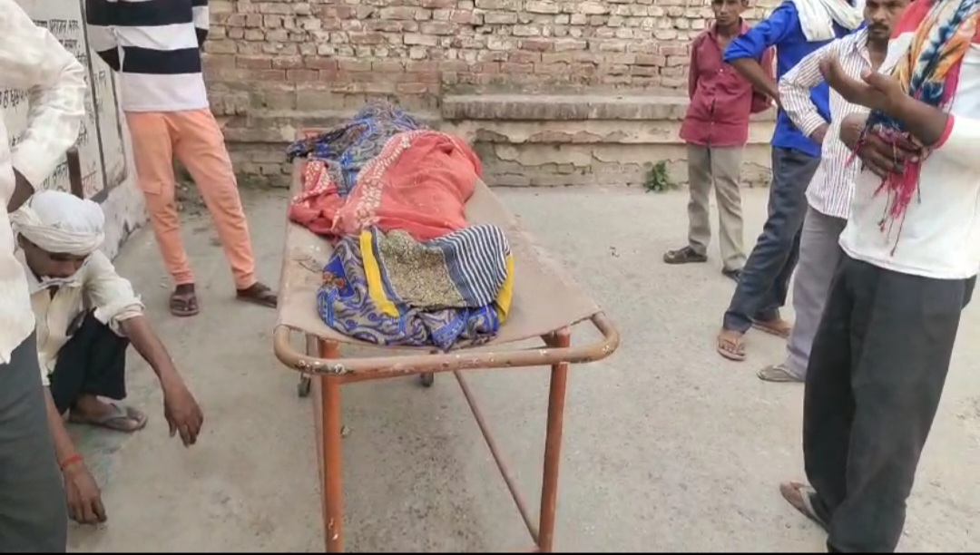 लड़कों को बचाने के चक्कर में माँ को लगा करंट मौके पर हुई मां की मौत, 
