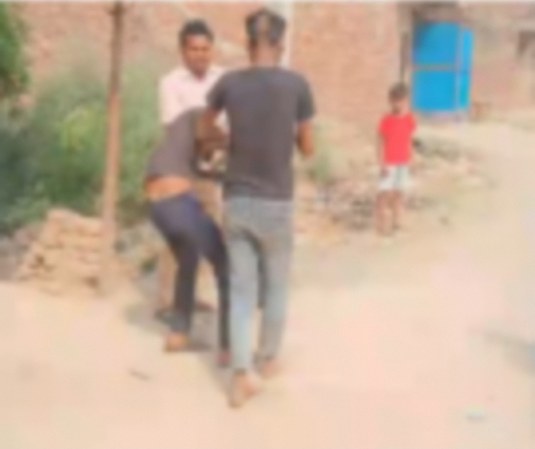 किशोरों को दी गई तालिबानी सज़ा, गुटखा चुराने के आरोप में दो किशोरोके बाल काट कर बनाया चौराहा फिर गांव भर में जूते की माला पहनकर घुमाया