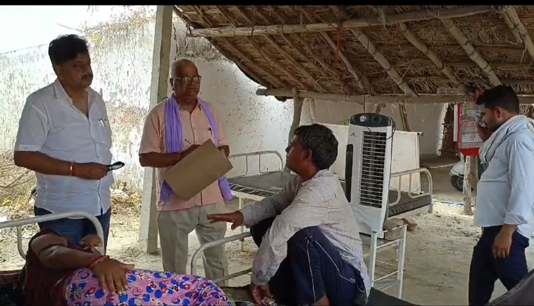 छप्पर के नीचे चल रहा अस्पताल,कैंसर मरीज का हो रहा था इलाज,एसीएमओ ने छापा डाल किया सीज