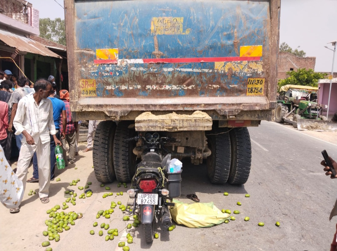तेज़ रफ्तार बाइक डंपर ने पीछे से घुसी, बाइक सवार की मौके पर ही दर्दनाक मौत, पुलिस ने शव पोस्टमार्टम के लिए भेजा