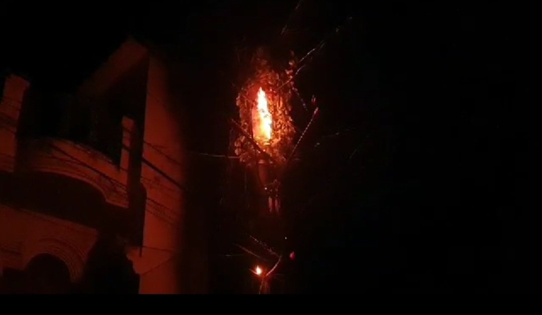 विद्युत पोल पर लगी आग,भीषण गर्मी के चलते विद्युत पोल पर बढ़ रहा लोड,खंबे पर लगी आग को मोहल्ले वालों की सूझबूझ से बुझाया गया