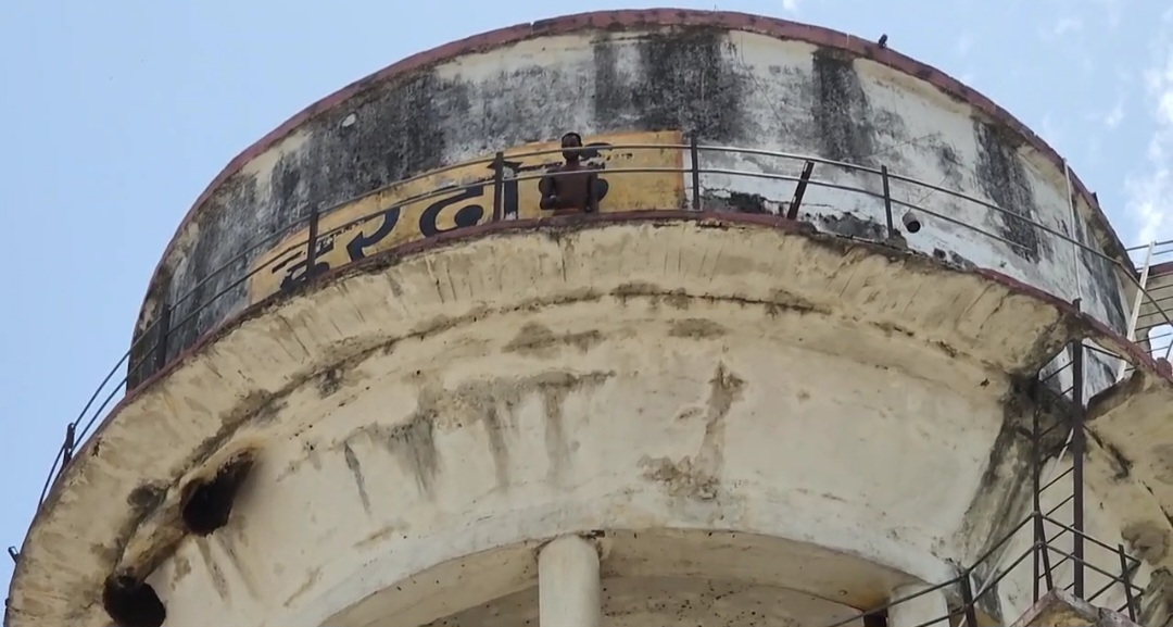 हरदोई में पानी की टंकी पर चढ़े युवक का हाई वोल्टेज ड्रामा, हाथ में लोहे की पाइप लेकर कर रहा पत्थरबाजी, पुलिस समझाकर उतारने के प्रयास में जुटी