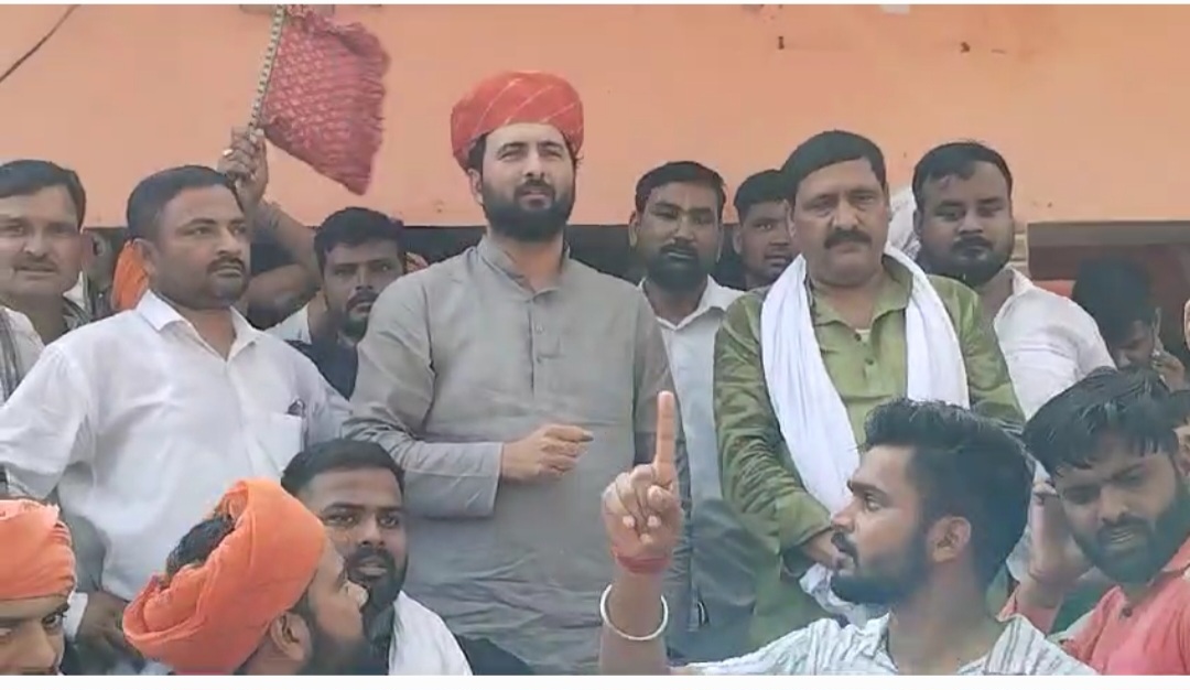 हरदोई में गोली कांड में मृतक युवराज सिंह के परिजनों से मिलने पहुंचे करणी सेना के राष्ट्रीय अध्यक्ष वीरु सिंह 