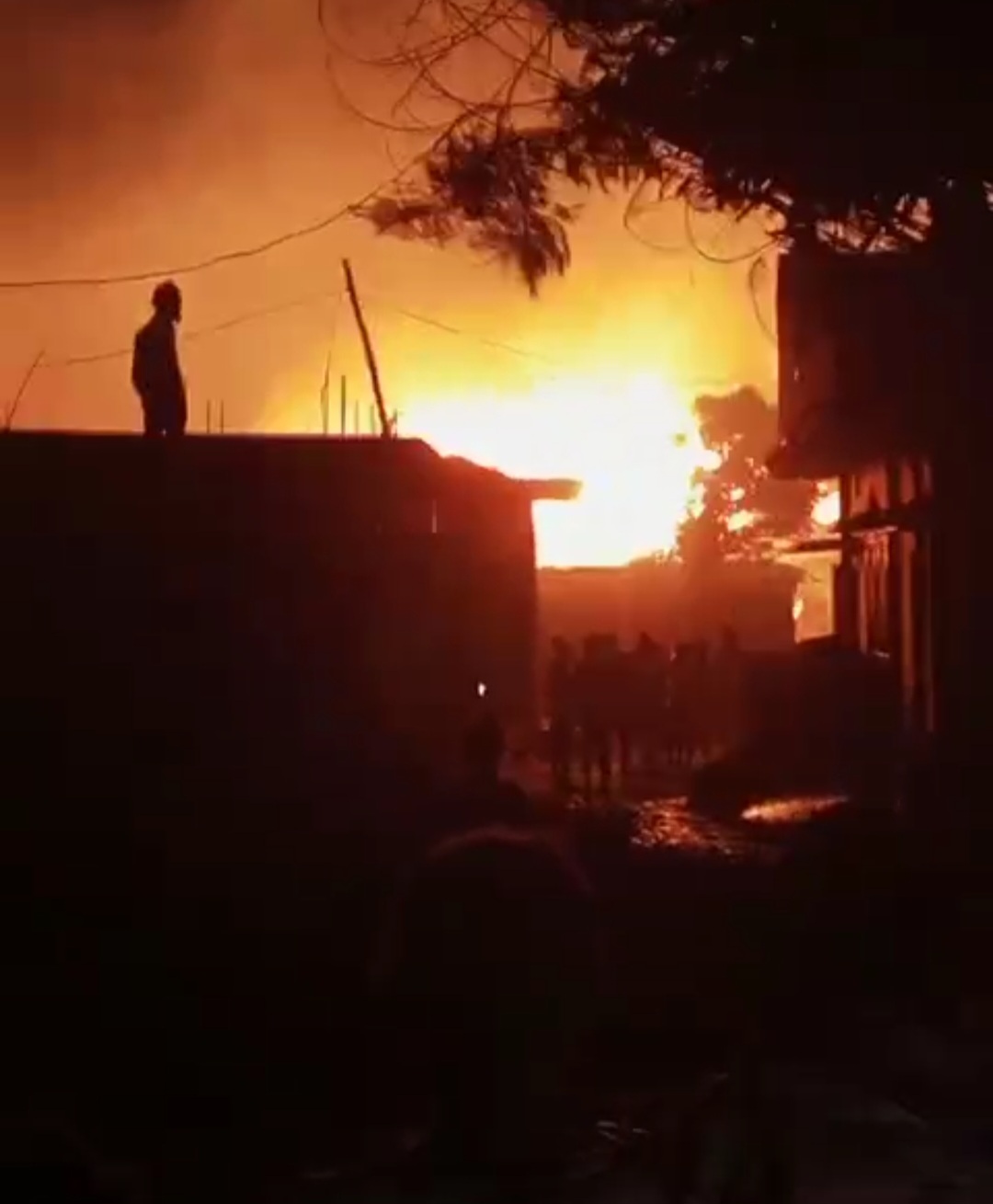 टड़ियावां के फुकहा गांव में भीषण आंधी के बीच लगी आग, 50 घर जलकर हुए राख