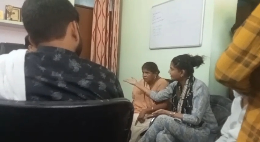 मरीजों को बाहर से दवाई लिखने को लेकर मचा बवाल