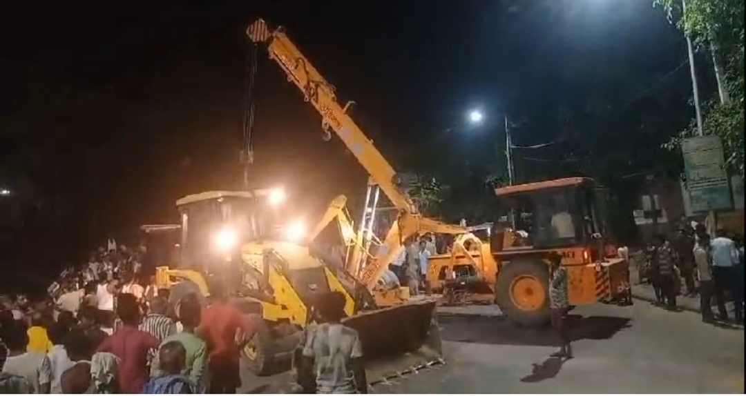 बालू लदा ट्रक पलटने से 8 लोगों की दर्दनाक मौत 