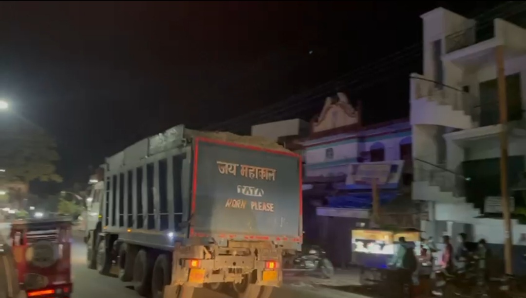 हादसे के बाद भी शहर में फ़र्राटा भर रहें ओवर लोड बालू लदे वाहन, ज़िम्मेदार फिर कर रहें हादसे का इंतज़ार