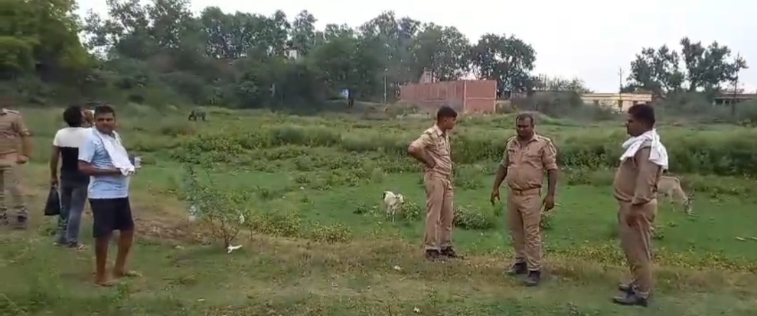 अज्ञात युवक का झाड़ियां में पड़ा मिला शव