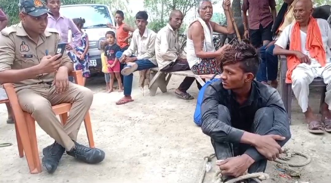 पुलिस की मौजूदगी में ग्रामीणों ने चोर को दी तालिबानी सजा, रस्सी से बांध कर पीटा, बाइक चोरी करते पकड़ा गया था चोर