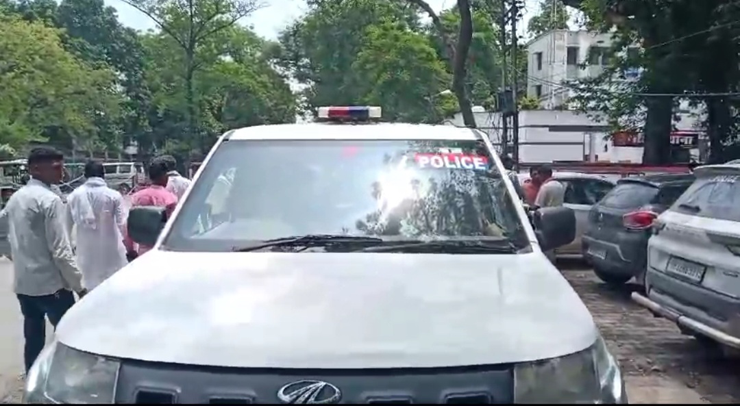 मुख्यमंत्री ने निर्देश का पालन करने वाली पुलिस खुद ही नियमों के उड़ा रही है धज्जियां,