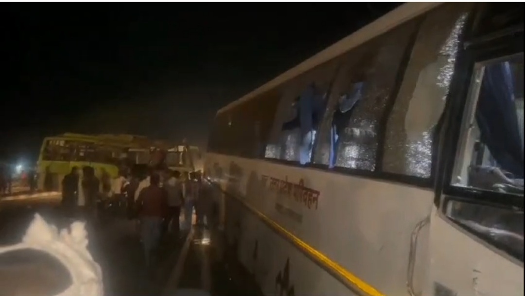 रोड़वेज और प्राइवेट बस में हुई जोरदार टक्कर, 2 की मौत और 10 लोग हुए घायल, प्राइवेट बस पलटने से मची चीख-पुकार 