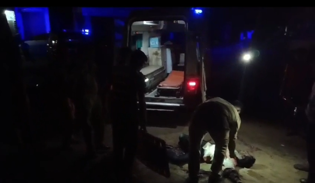 सड़क किनारे खून से लथपथ पड़ा मिला युवक