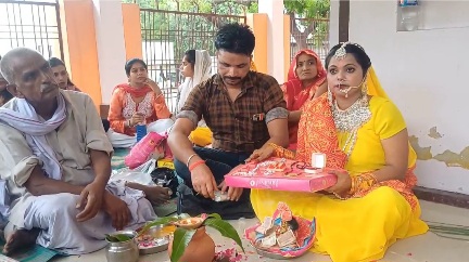 हरदोई में युवती ने लड्डू गोपाल से रचाई शादी, कहा-सात जन्मों तक निभाउंगी रिश्ता, शादी करने के लिए अपने माता-पिता को छोड़ा मुंह बोला भाई ने कराई विधि विधान से शादी