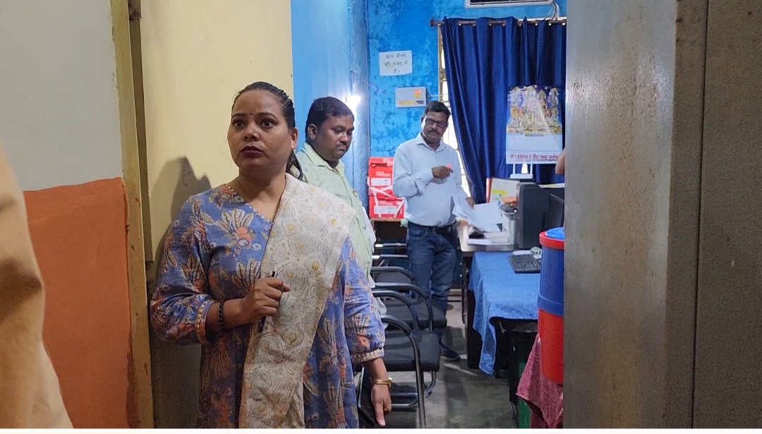 ऑफिस में गंदगी देख नाराज हुईं बीएसए, कहा-कार्यालय में इधर-उधर टहलते न दिखें टीचर