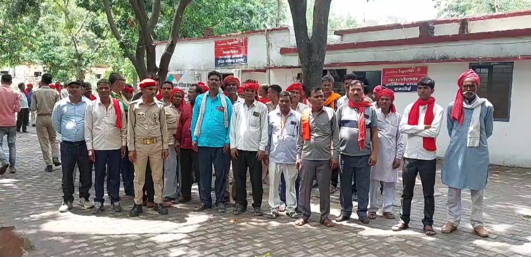  वेतन वृद्धि व वर्दी की मांग को लेकर चौकीदारों ने घेरा पुलिस अधीक्षक कार्यालय