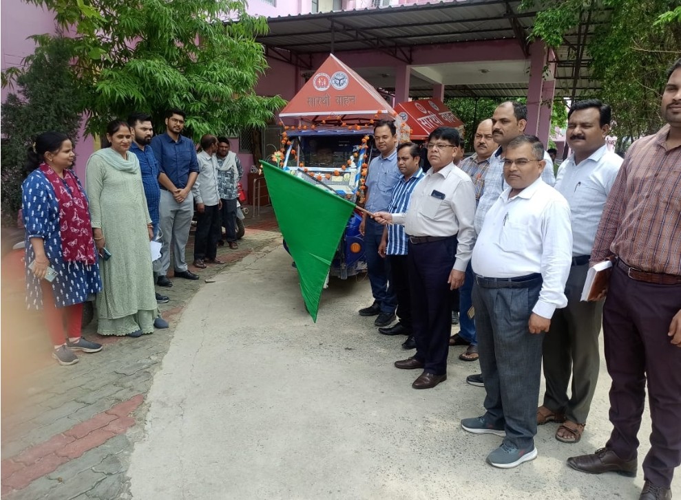 मुख्य चिकत्साधिकारी ने हरी झंडी दिखाकर किया रवाना