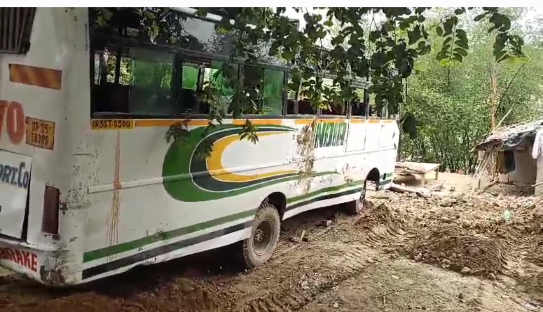 घर के बाहर बैठे लोगों को रौंदते हुए कच्चे मकान में घुसी बस, 4 की मौत