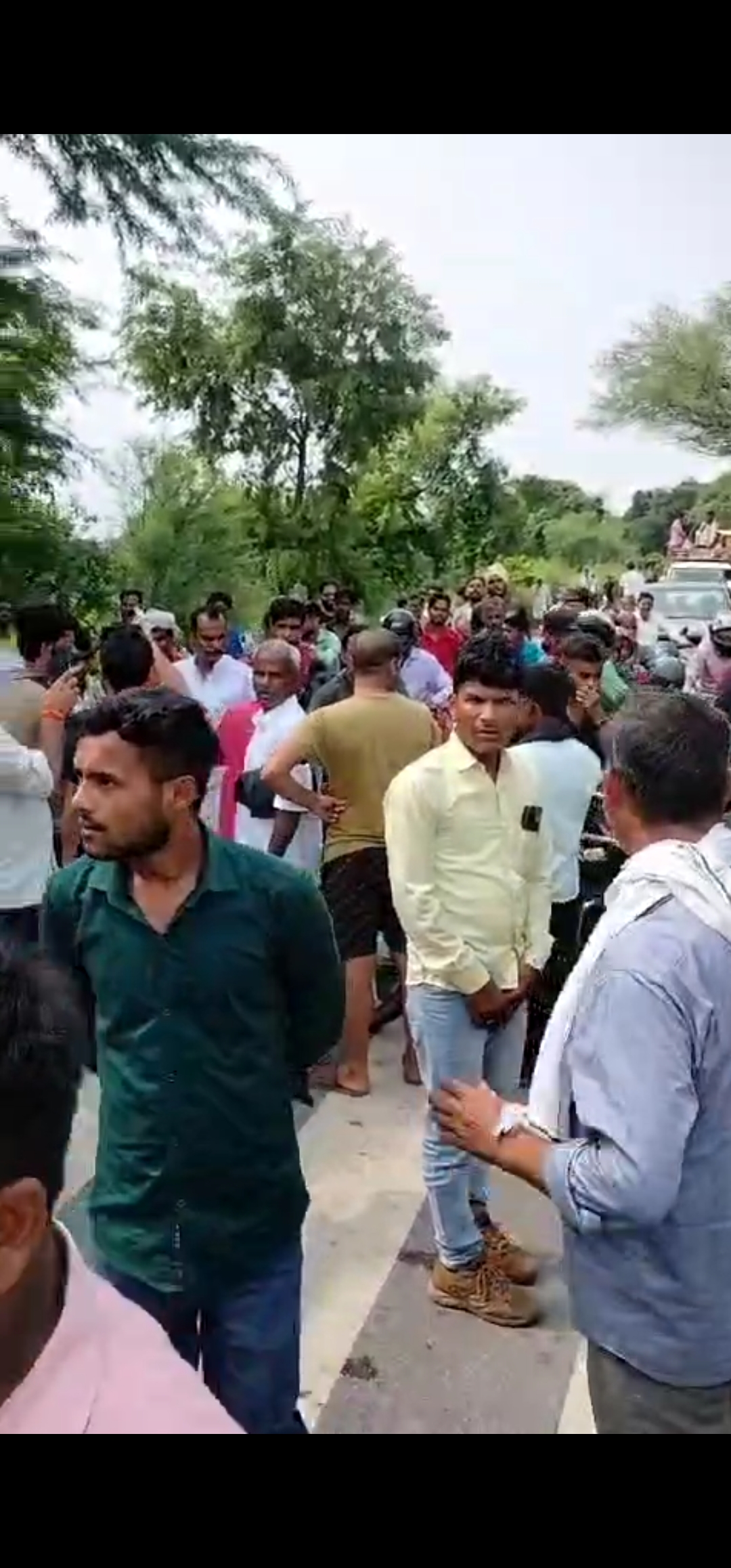 बाढ़ में फंसे लोगों ने पाली शाहाबाद सड़क मार्ग को किया जाम