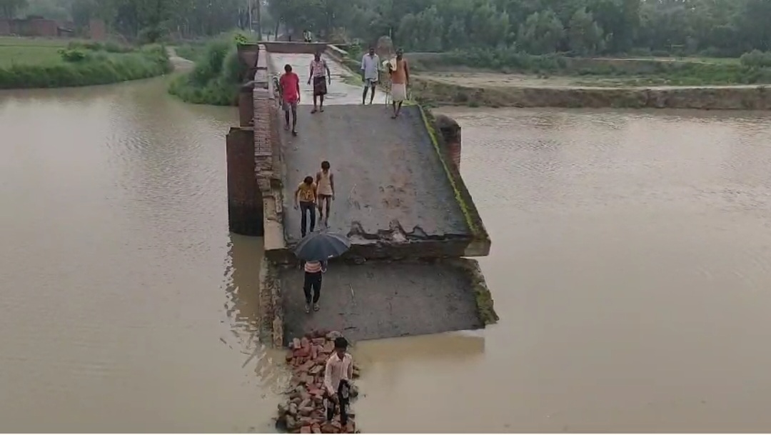 जान  जोखिम में डाल कर 6 माह से ग्रामीण पार कर रहे नदी का टूटा पुल; दूसरा रास्ता 16 किलोमीटर दूर, दो हिस्सों में बंटा हरदोई का गनीपुर, प्रशासन नहीं ले रहा सुध 