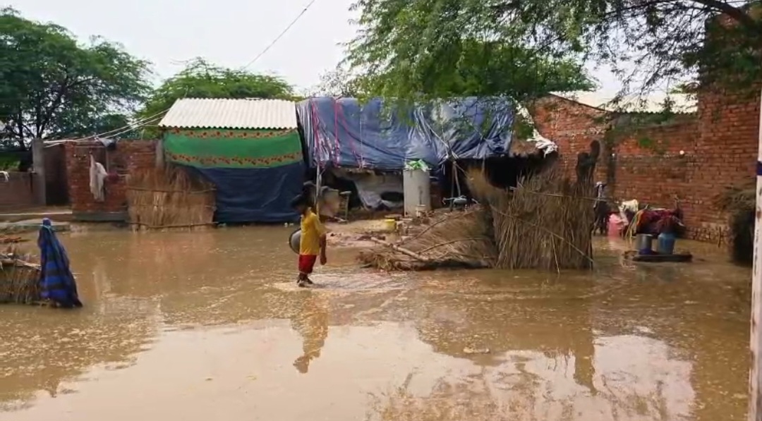हरदोई  की 4 तहसील के सैकड़ों गांव में बाढ़ से प्रवाहित, बाढ़ की वजह से ग्रामीण पलायन करने को मजबूर