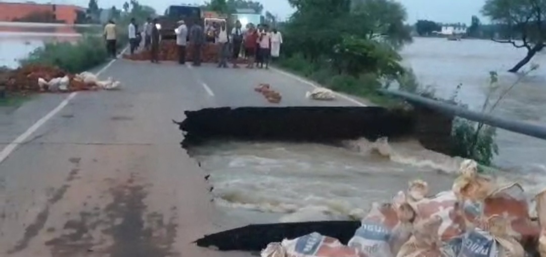 लगातार बढ़ रहे बाढ़ के पानी से मुख्य मार्ग की पुलिया धंसी