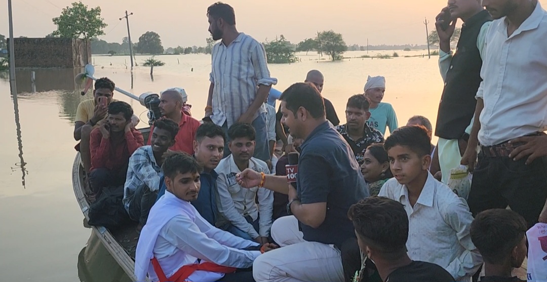 नाव पर सवार होकर शबनम से मिलने चले दूल्हे राजा