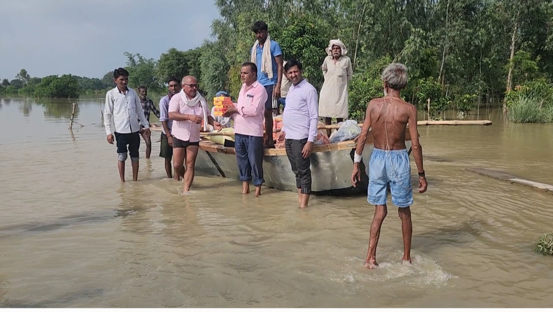 कहीं चल रहे स्टीमर तो कहीं नाव तक का अभाव, बाढ से घिरी ग्राम पंचायत ख्वाजगीपुर में मदद की दरकार