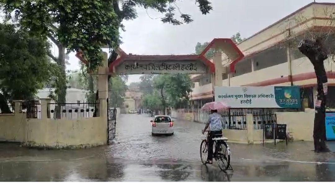 हरदोई में कुछ घंटे की बारिश ने खोल दी जिम्मेदारों की पोल, जिलाधिकारी का दफ्तर बना तालाब, कुछ रोज पहले डीएम ने नालों का स्थलीय निरीक्षण कर जलभराव की स्थित सुधारने के दिए थे निर्देश